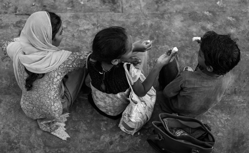 孩子在分享食物