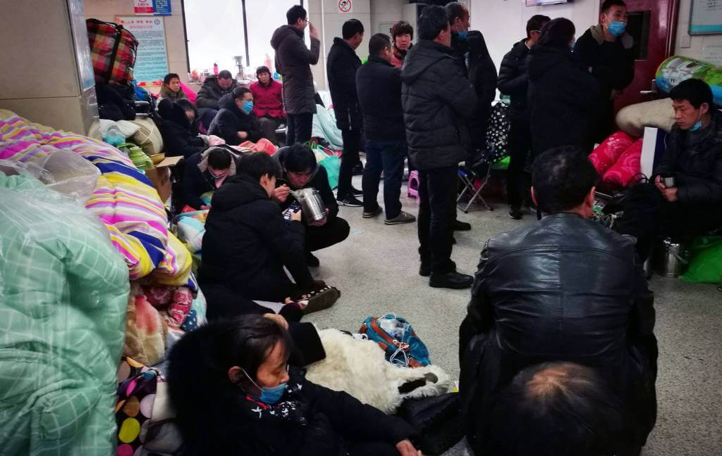 Chinos alojados en el corredor del hospital