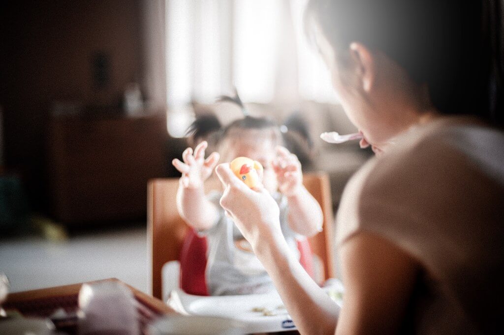 Madre que está alimentando su bebé