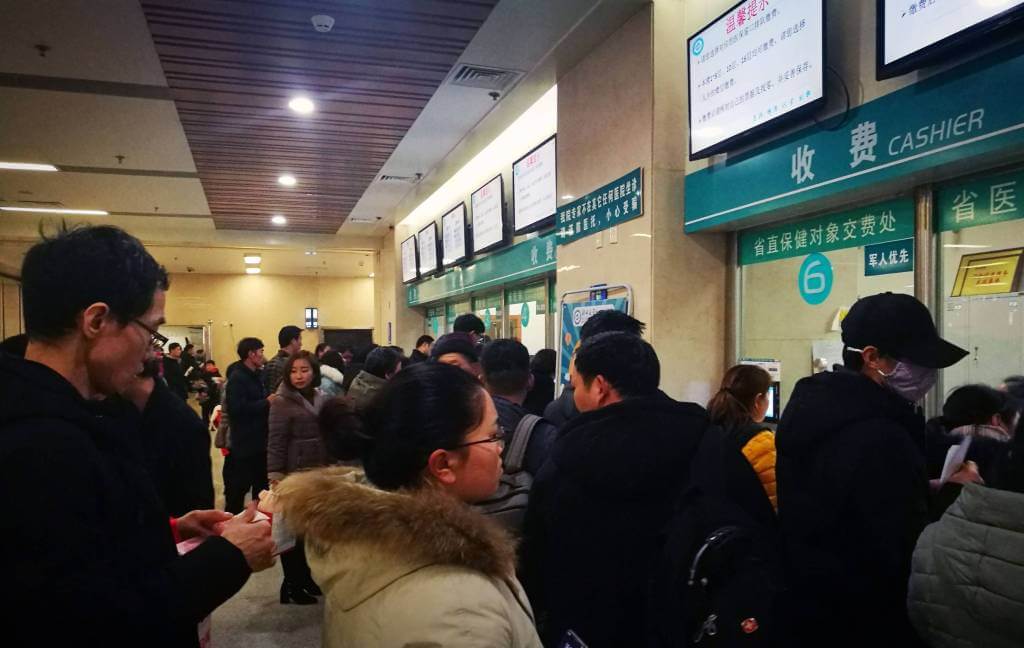 Multitud de gente haciendo fila en las cajas del hospital