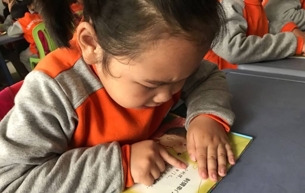 Niña que está reconociendo letras chinas