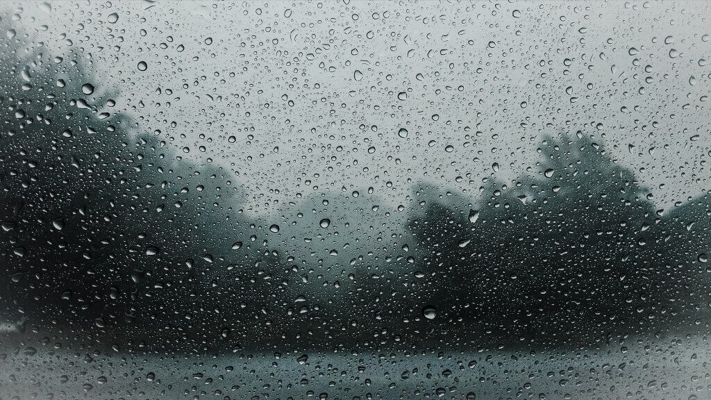 外面正在下雨