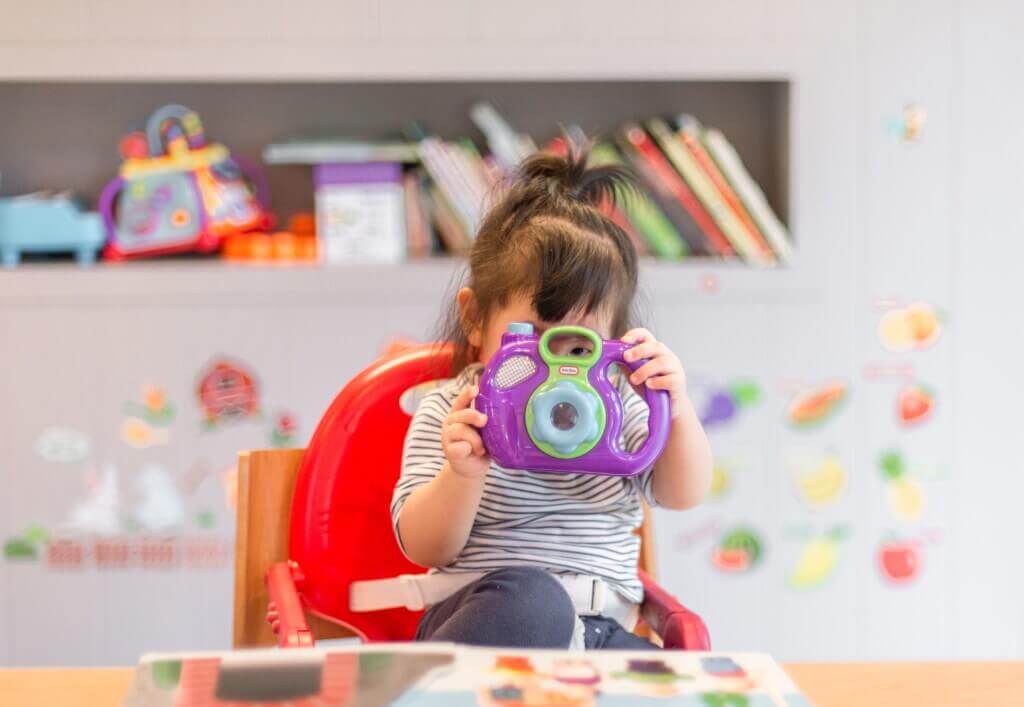 孩子玩着玩具